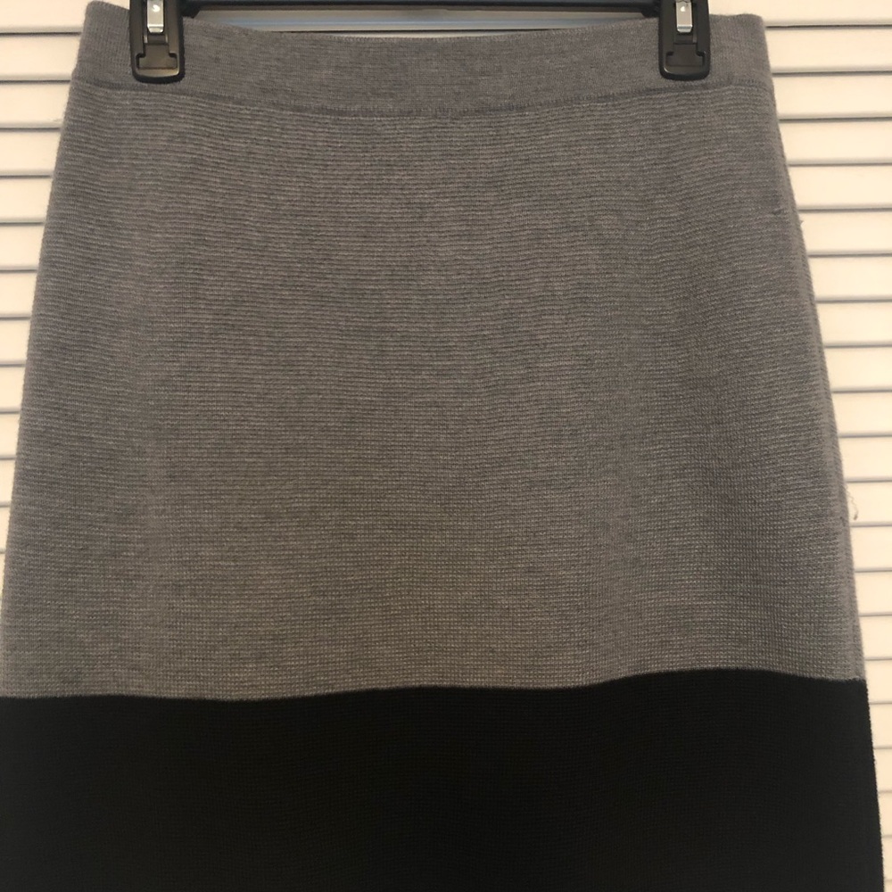 Gorgeous Loft stretch gray and black skirt.